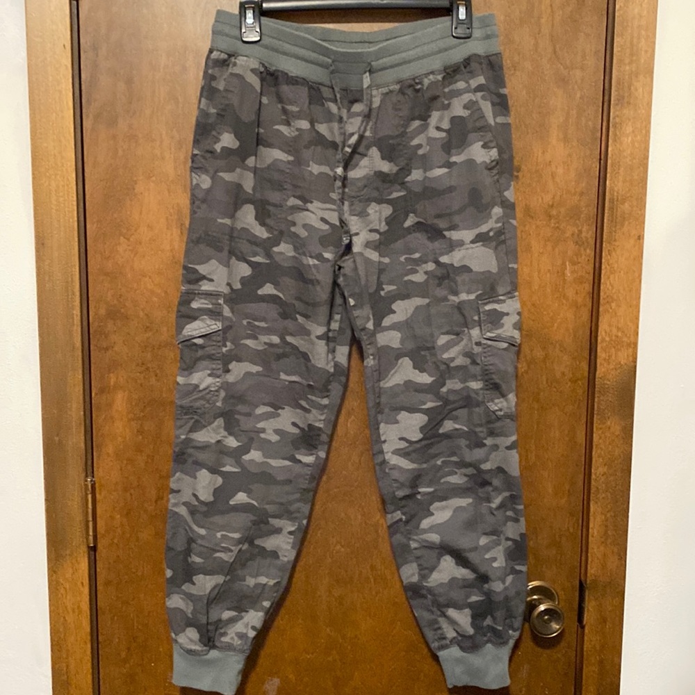 GAP green fatigue cotton joggers. So comfy! Size US medium. Elastic & tie waist.